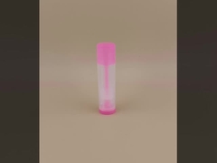 립스틱용 핑크색 뚜껑이 달린 작고 매끄럽고 투명한 립밤 포장