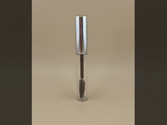 여성을 위한 은색 나사 뚜껑이 달린 병에 담긴 속눈썹 브러쉬