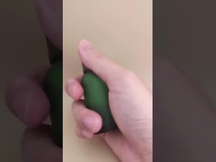 섬세한 디자인의 맑고 짙은 녹색 유리 에센스 병