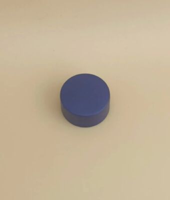 섬세한 디자인의 짙은 파란색 플라스틱 캡 (스킨케어 병용)