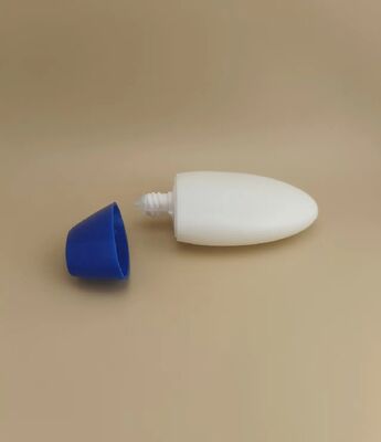 샴푸용 흰색 매끄러운 플라스틱 병, 파란색 뚜껑 포함